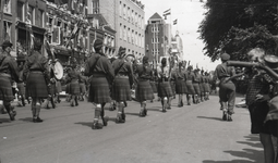 858180 Afbeelding van de Memorial D-Day Parade op het Vredenburg te Utrecht, met de Schotse doedelzakspelers.